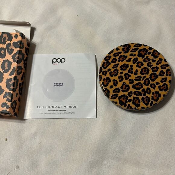 Pop Sonic Leopard Compact Mirror with 1X & 5X magnifier.  FIRM PRICE - Picture 3 of 8